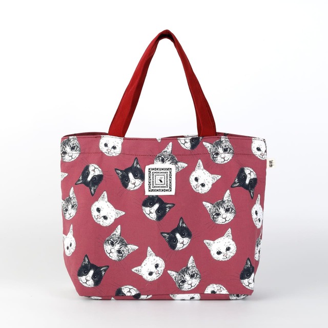 【紀ノ国屋】「紀ノ国屋×フェリシモ 猫総柄トート ワインレッド」￥3,300（バッグサイズ：タテ約26cm×ヨコ約27cm×マチ約12cm）
