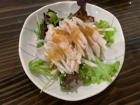 【カルディ 黒酢たまねぎドレッシング】蒸し鶏と大根をのせたサラダに