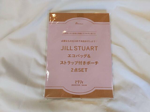 大人可愛いパッケージが目を引く『ゼクシィ』9月号「付録：JILL STUART エコバッグ＆ストラップ付きポーチ2点セット」価格：300円（税込）