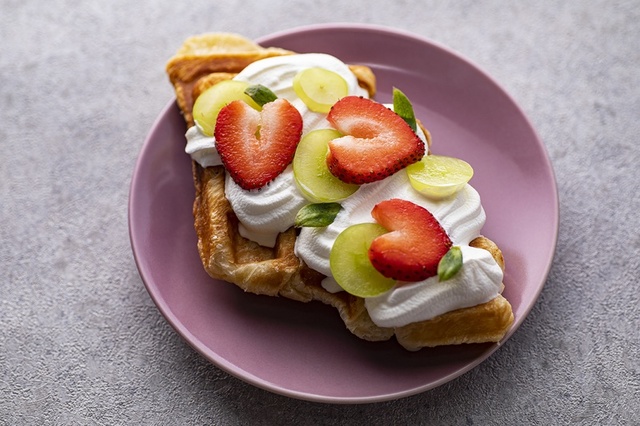 フルーツとエスプーマクリームのクロッフル