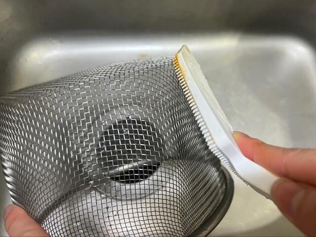 【tower マグネットハンドル付シリコーンスポンジ】ザル掃除にも使えます。細かいブラシが網目に入り込んで汚れがすぐ取れました！