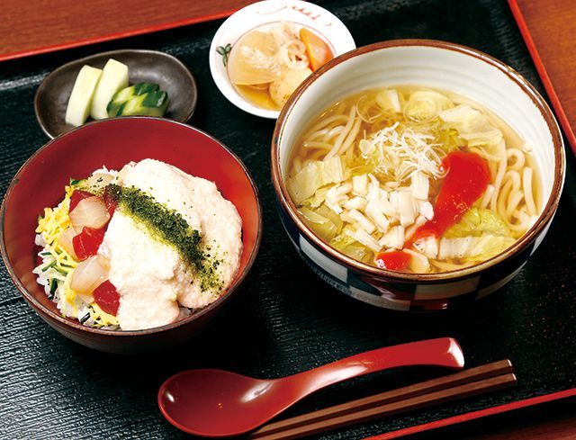 都内・日本料理店の極上ランチ／板前心 菊うら（新宿）　週替わり今週の丼セット 1130円　写真は「明太とろろかけ海鮮丼と帆立と白菜の梅だれうどん」