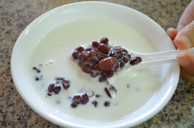 「鐘家緑豆湯大王」の甘く煮た豆に牛乳をかけただけのシンプルデザート