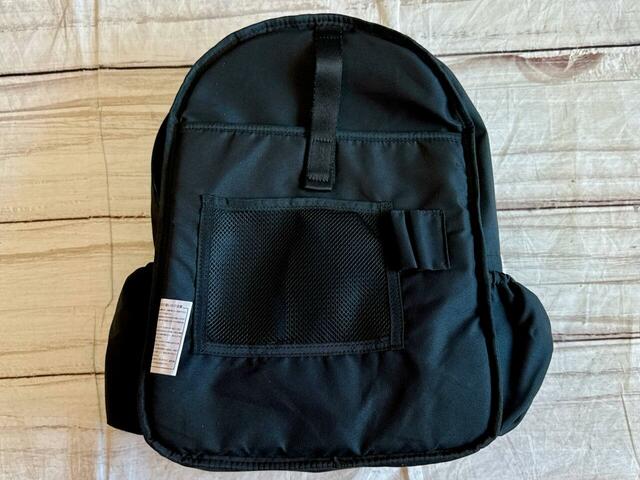 内側にもポケットがたくさん!わかりやすいように、裏返してみました