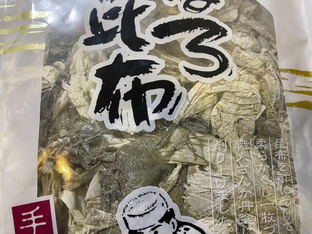 【業務スーパー　おぼろ昆布】汁物にそのまま入れるだけで出汁と独特な香りがプラスされ、美味しさを引き立ててくれます