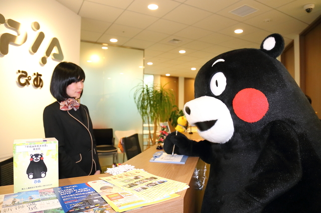 受付で名前をカキカキ。