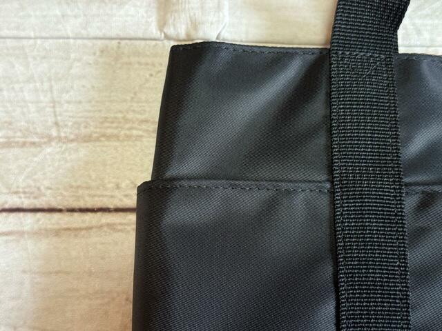 両サイドにポケットが1つずつついています