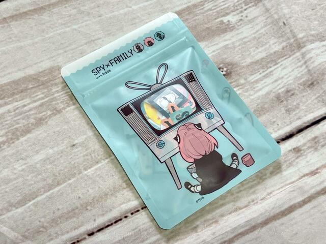 フレークシールを入れてみました。100枚全部がしっかり収まります…！シールが透けて見えているのもかわいい♪