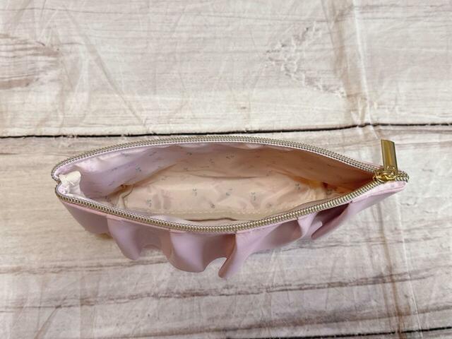 内側は仕切りやポケットなどがない作り