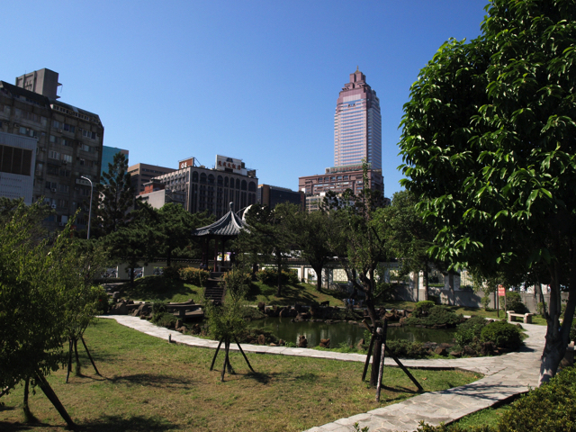 『国父史蹟館』がある逸仙公園という中華風の庭園。犬の散歩に訪れる地元民の姿も