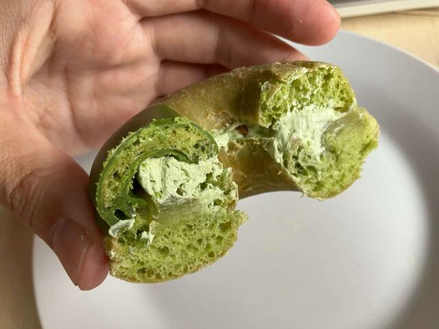 生地のもっちり感、クリームのなめらかさ、チョコのサクっと感、キャンディングアーモンドのカリカリと、食感が楽しい！【ミスタードーナツ春の新作】