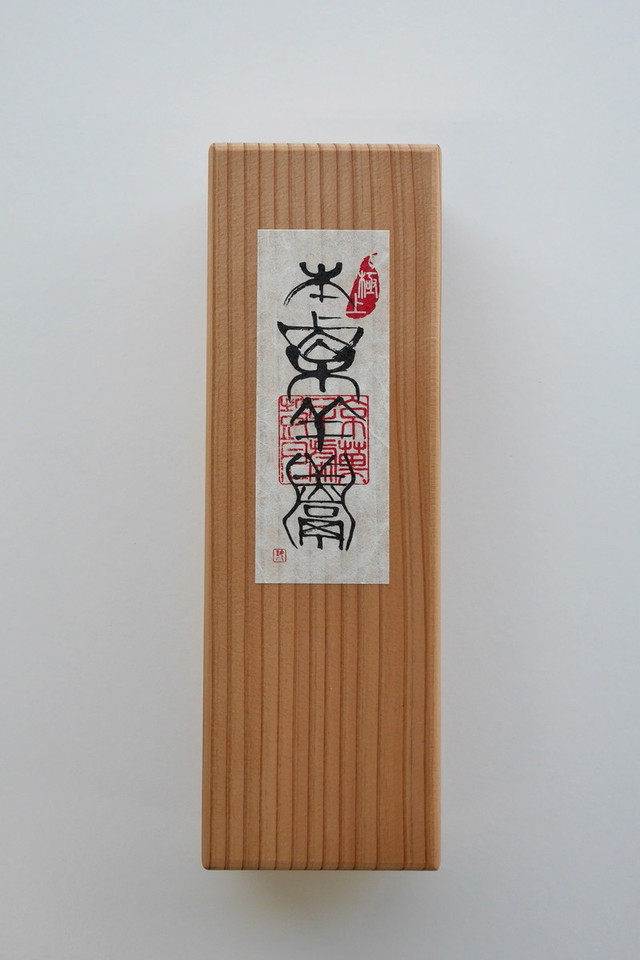 箱は秋田杉の、反りや収縮などの狂いが一番少ないという柾目を使用している