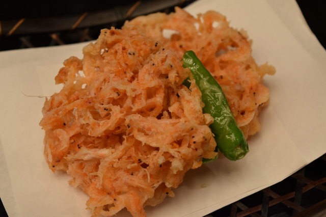 桜えびをふんだんに使った贅沢なかき揚げ