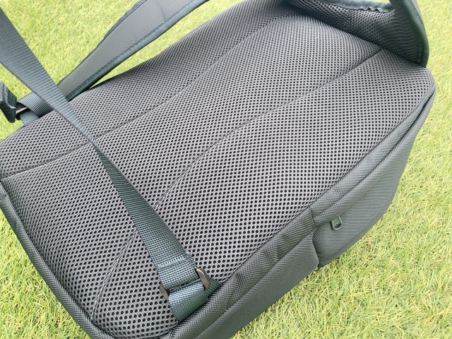【ワークマン 型崩れしにくいビジネスリュック】背中はメッシュ加工で長時間背負っても蒸れにくい!