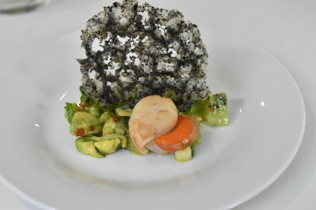 スカロップとキウイフルーツ・アボカドサルサを添えたハラケケクリスプ