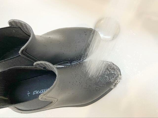 【ワークマン レディース防水サファリサイドゴア】水をめいっぱいかけて防水力を検証してみると…⇒