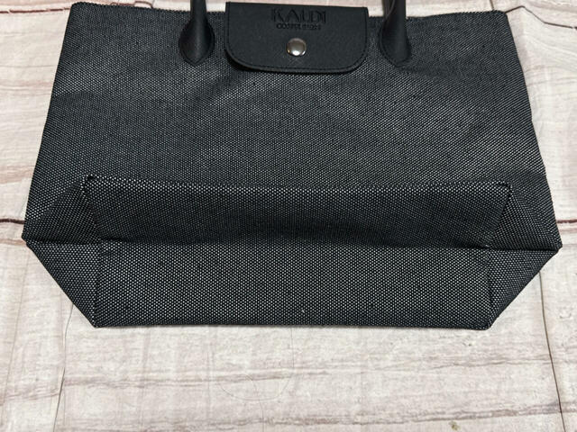 【カルディ ネコの日バッグ プレミアム／オリジナルバッグ】サイズは約縦25×横36×マチ11cm。マチがあるので収納力も◎！