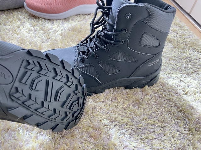 【ワークマン ブレイブセーフティハイカットシューズ】軽量かつ柔らかい合成皮革を使用しています