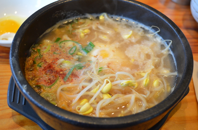 韓屋村にある「サンベッチッ校洞直営店」の豆モヤシスープごはん6,000ウォン