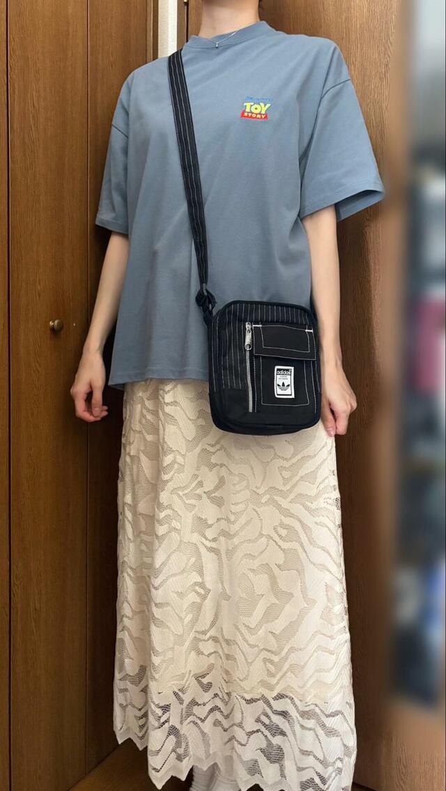 【adidas ウォバッシュ スモールアイテムバッグ】レースのスカートにカラーTシャツを合わせた甘辛MIXコーデにも合います◎