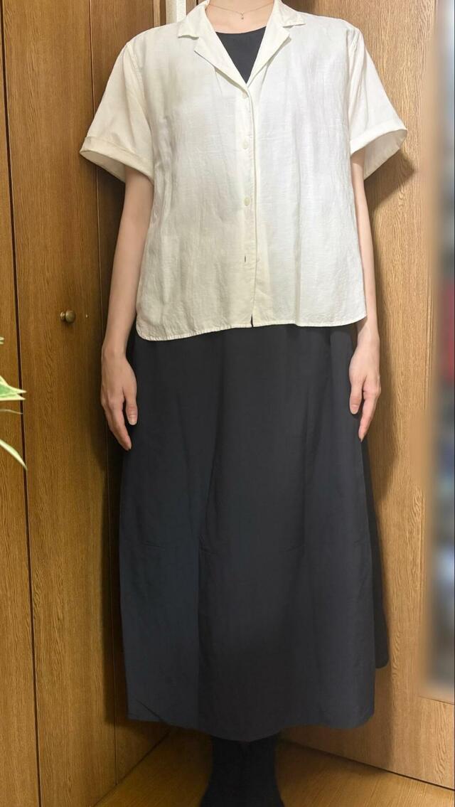 【ユニクロC  ギャザーワンピース／ノースリーブ】白シャツを重ねてスカート風に着るスタイルもおすすめ！