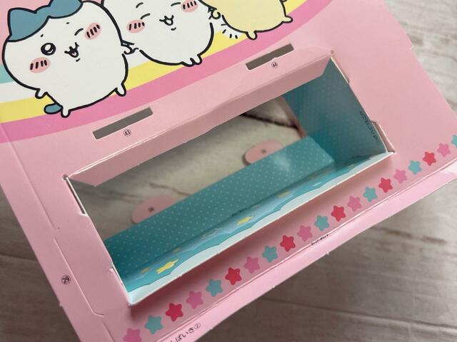 【付録 ちいかわ自動販売機】取り出し口を組み立て、「じどうはんばいき2」に取り付けます