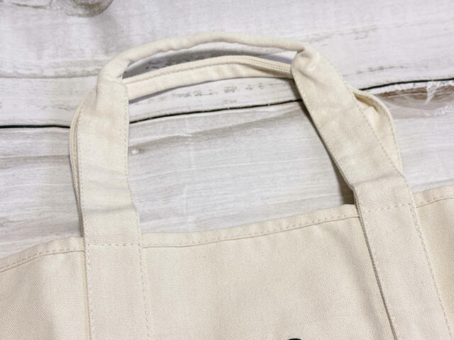 【紀ノ国屋×Suicaのペンギン】「ビッグトート いちご」持ち手は（約）49cm。荷物が多い日でも肩がけしやすいのが便利！