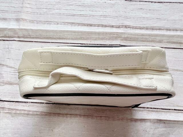 【nanakoななこがさらに本気で作った leur charme COSME POUCH BOOK WHITE】ハンドルはふたつ!