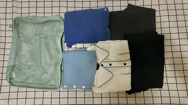 【無印良品　ポリエステルたためる仕分けケース】Mサイズケースに薄手のパンツ2枚、シャツ1枚、薄手のニットとスウェット