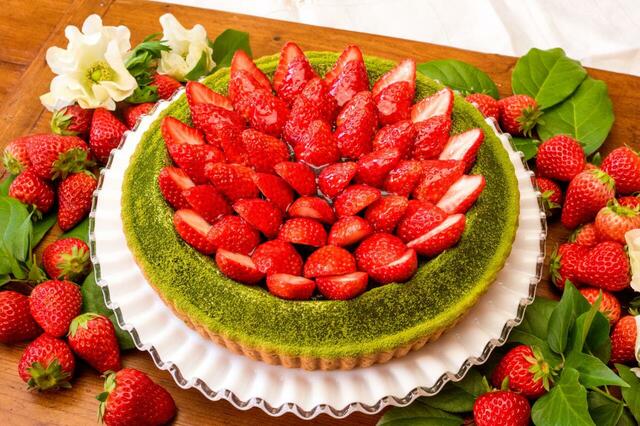 「抹茶とイチゴのタルト〈whole〉」＜価格：〈whole〉10,908円（税込）＞【【キル フェ ボン】新作タルトなど、旬のイチゴを使った全11種類のタルトが勢揃い♪大人気フェア「2026 VERY STRAWBERRY」が、1月13日よりスタート！】