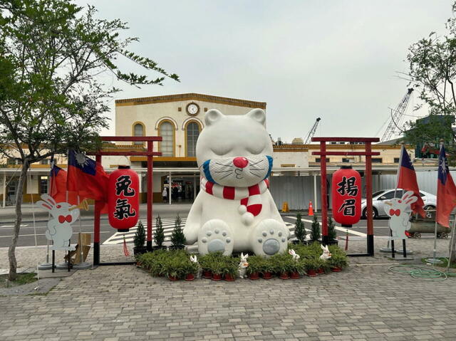 【台湾食べ歩きの旅 #17】嘉義駅前にどっしりと座り込むクマの像。コロナを受けてマスク着用中だが、なぜかマスクだけはドラえもん