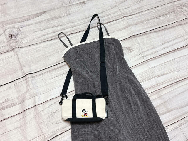 カジュアルなロンパースには斜めがけで持つとかわいい!【CAPTAIN STAG×ミッキーマウス】バッグ型ポーチ&グレーのロンパース