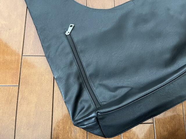 【LOWRYS FARM ヤワラカルイ５ポケトートBAG】裏面にはファスナー付きの大きなポケットが1つ付いています