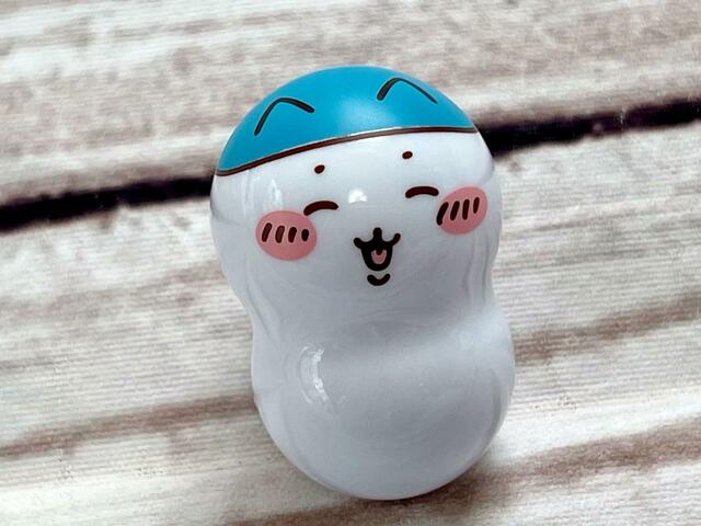 ぱつっと揃ったスポーツ刈りの頭がキュートなハチワレ。この笑顔守りたい…！