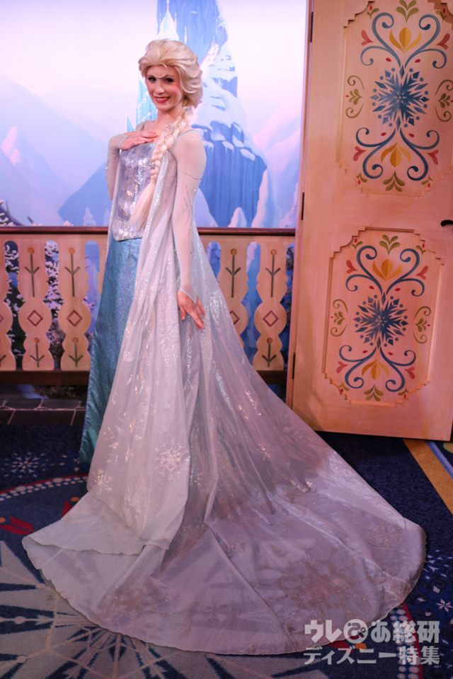 立ち振る舞いからも、女王としての威厳を感じるエルサ。