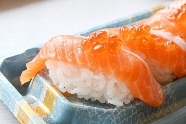 【角上魚類「佐渡サーモンづくし」】活〆佐渡サーモンの味わいが満遍なく楽しめるセットで、とにかく全部のネタが大きい！
