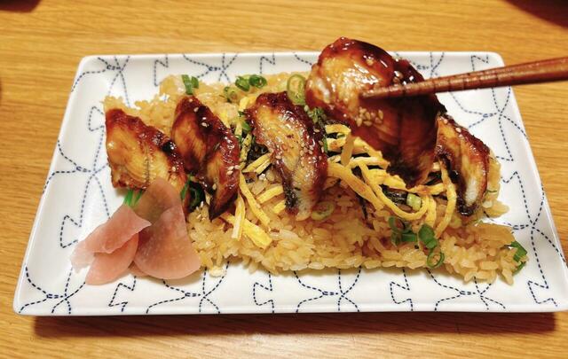 【サミット うなぎまぶし飯】うなぎ×甘辛タレ×味付きご飯のトリプルコンボが最高すぎる。 一口サイズにカットされているから、ビュッフェでシェアしやすい!