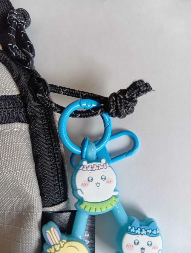 ストラップはつけやすい留め具付き。