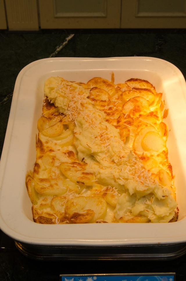 「シャーウッドガーデン・レストラン」ディナーブッフェ ポテトグラタン ココナッツ風味｜東京ディズニーランドホテル 2016年「アナとエルサのフローズンファンタジー」