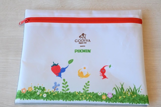 【「ゴディバ meets ピクミン」コレクション】手帳や身の回り品など、大きめの小物もラクラク入ります♪
