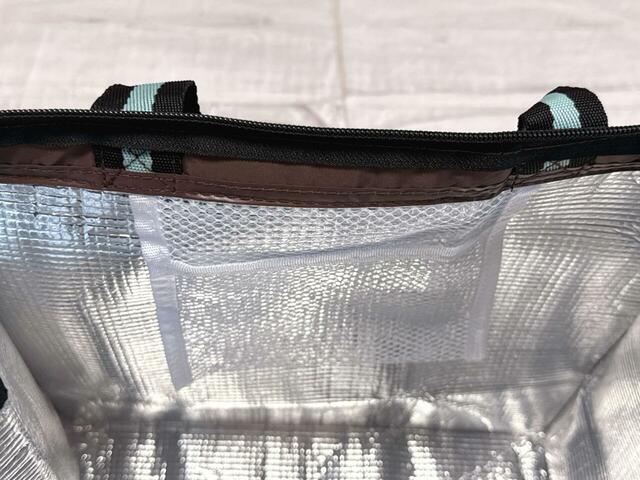 内側はメッシュ素材のつりポケット付き