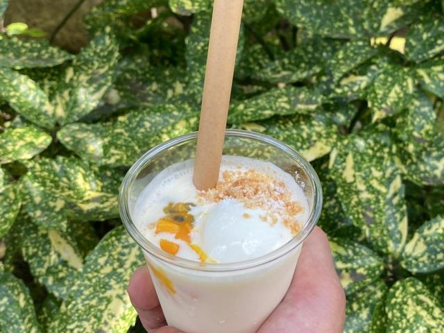 バスクシェイクは700円。画像は宮崎マンゴー、パッションフルーツ入りで800円（撮影用にキャップをはずしました）