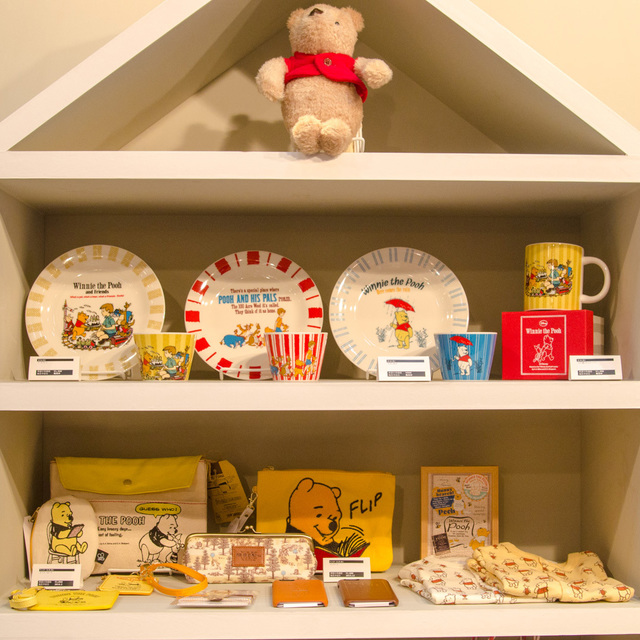 クラシックプーのぬいぐるみを配置したショーケース