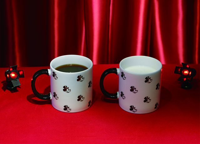 ホットドリンク 各500円(税込各550円)|ディズニー100周年「The Wonder Movie CAFE」