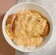 【ローソン「とろーりたまごの三元豚厚切りロースカツ丼」】ふわふわ卵と揚げたてのカツ