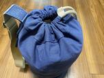 【ユニクロ　ドローストリングバッグ】パンパンに詰めても、背面ファスナーがあるので荷物を出し入れしやすいです！