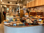 【BAKER Aoyagi】細長い店内の入口に焼きたてのパンがたくさん並んでいる