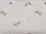 刺しゅうで描かれたシナモンのお顔と星が散りばめられた総柄！