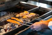 「炉端料理のレストランならではの炭火」<期間:2026年7月1日〜8月31日>【【沖縄】海を眺めながら贅沢な“和”朝食体験!焼きたての「あぐー味噌漬け焼き」や海ぶどうが彩りを添える「海鮮丼」も登場!】