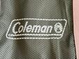 正面のメッシュポケットの内側に「Coleman」のロゴ入り